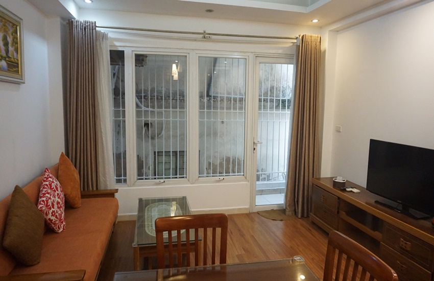 Balcony apartment for rent with 01 bedroom on Pho Duc Chinh, Truc Bach, Ba Dinh