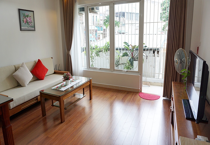 Balcony partment for rent with 01 bedroom on Pho Duc Chinh, Truc Bach, Ba Dinh