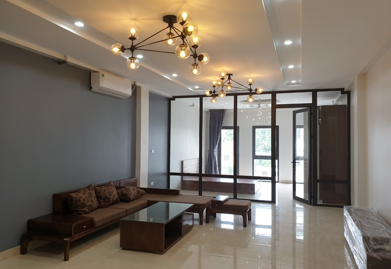 Balcony apartment with 01 bedroom in Ngoc Thuy, Long Bien