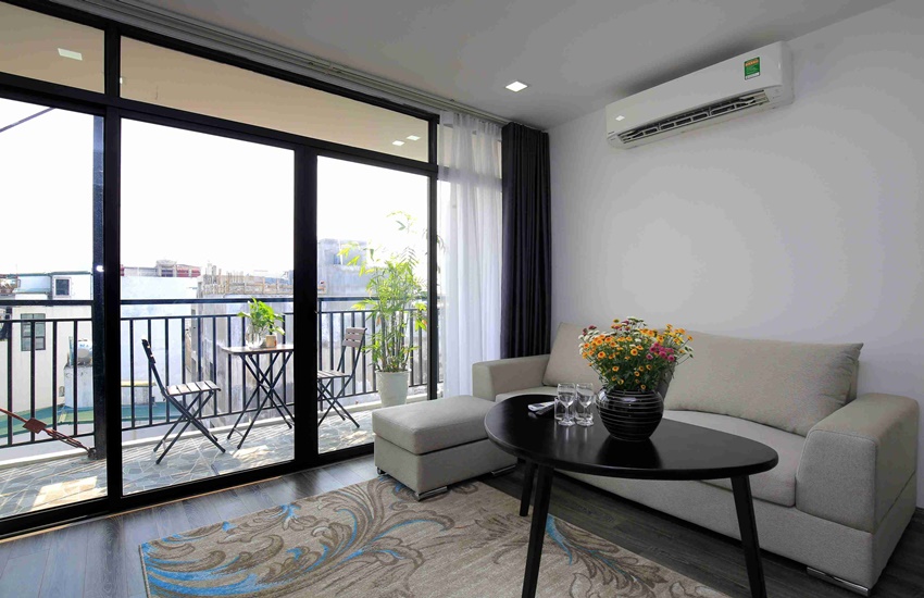 Balcony apartment for rent with 02 bedrooms in Kim Ma, Ba Dinh