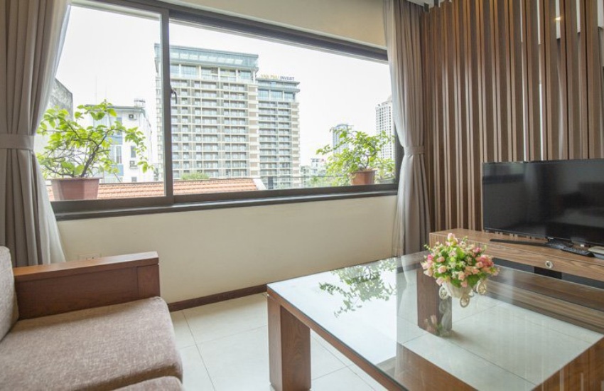 Balcony apartment for rent with 01 bedroom in Xuan Dieu, Tay Ho