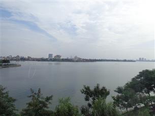 Lake view apartment for rent with 02 bedrooms in Tay Ho, near water park