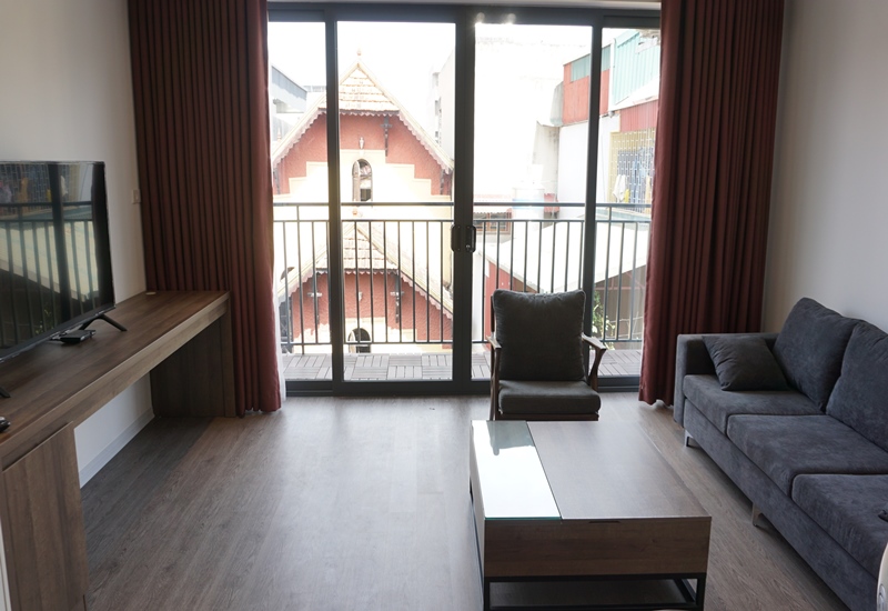 Balcony apartment for rent with 01 bedroom in Hoang Hoa Tham, Ba Dinh