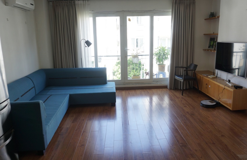 Balcony apartment for rent with 02 bedrooms in Xuan Dieu, Tay Ho