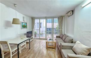 Balcony 01 bedroom apartment for rent in Linh Lang, Ba Dinh