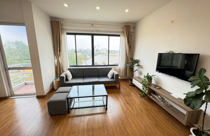 Balcony apartment for rent with 01 bedroom on Tu Hoa, Tay Ho