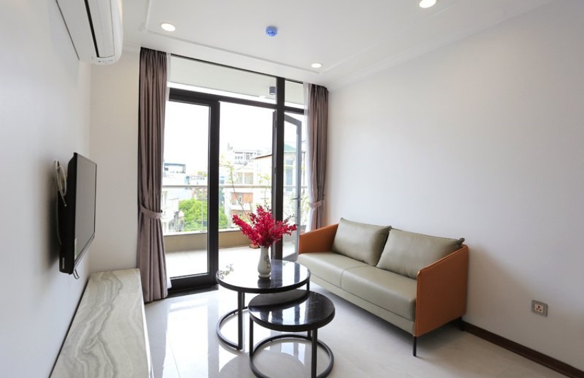 Balcony apartment for rent with 02 bedrooms on Nam Trang, Ba Dinh