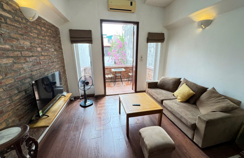 Balcony apartment for rent with 01 bedroom in Thuy Khue, Ba Dinh